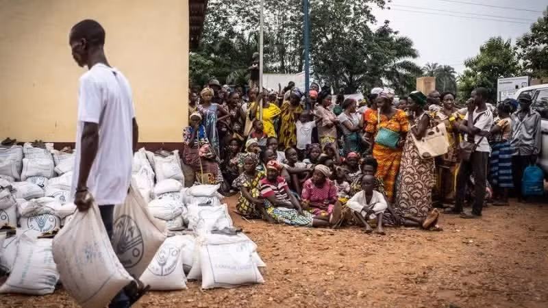 People in the Central African Republic wait to receive food distributed by the FAO. (Photo: Xinhua)