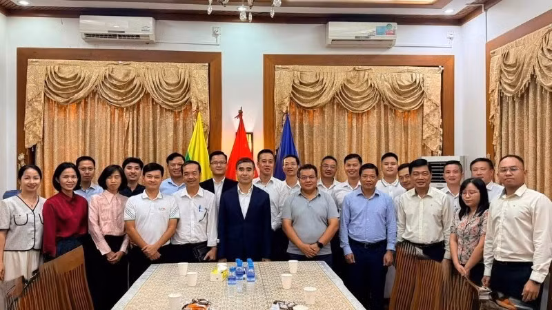 Ambassador Nguyen Anh Duc poses for a photo with representatives of the Vietnamese business community. (Photo: Embassy of Viet Nam in Myanmar)