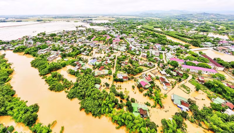 The downstream area of Boc Nguyen Reservoir (Cam Xuyen District, Ha Tinh Province) was submerged by floodwaters during the early summer rains on May 24, 2025.