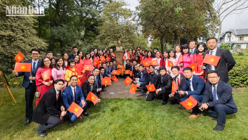 The Vietnamese Embassy in France held a ceremony to lay flowers at the statue of President Ho Chi Minh in Montreau Park on the outskirts of Paris. (Photo: Minh Duy)