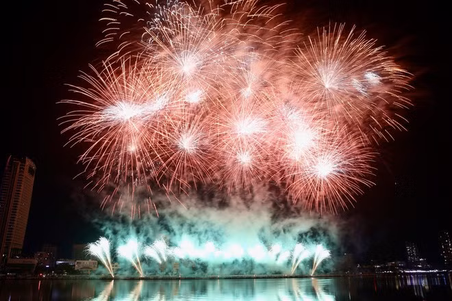 The performance of the Finland team at the opening ceremony of the Da Nang International Fireworks Festival (DIFF) 2025 (Photo: VNA)