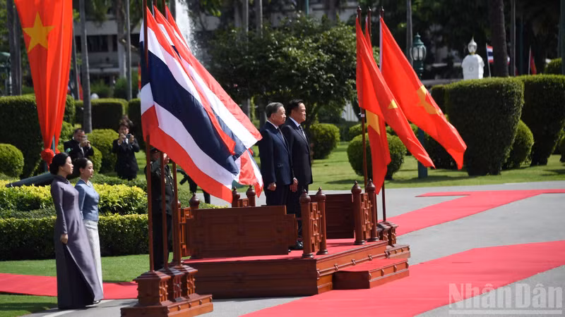 General Secretary and President To Lam and his spouse, together with Prime Minister Anutin Charnvirakul and his spouse, at the official welcome ceremony. (Photo: Minh Thang)