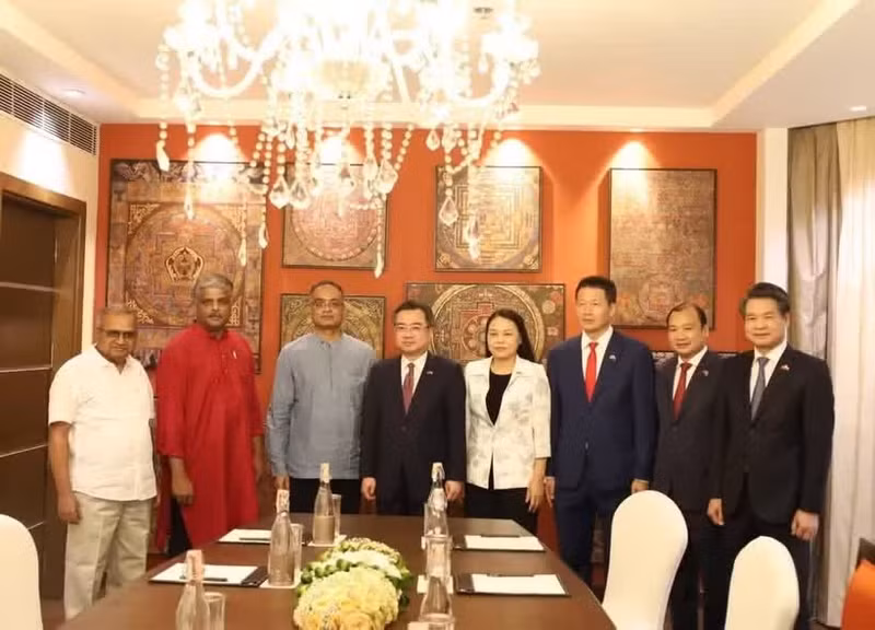 Politburo member, Secretary of the Communist Party of Viet Nam (CPV) Central Committee and head of its Commission for Policies and Strategies Nguyen Thanh Nghi, General Secretary of the Communist Party of India (CPI) Doraisamy Raja and officials at the meeting in New Delhi on May 7. (Photo: Hien Hoa)