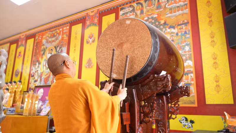 Venerable Thich Thanh Phuong, Abbot of Sui Temple, sounds three rounds of the drum during the memorial ceremony for the nation’s heroes and martyrs.
