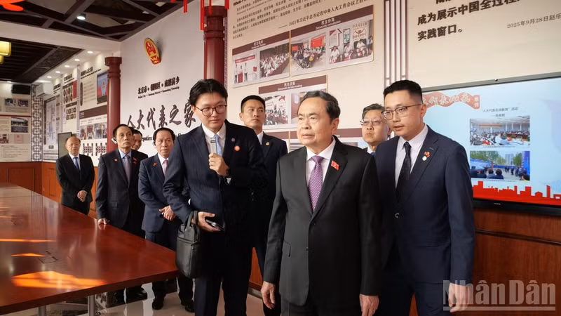 NA President Tran Thanh Man visits the Nanmofang township legislative liaison station in Beijing. (Photo: NDO)