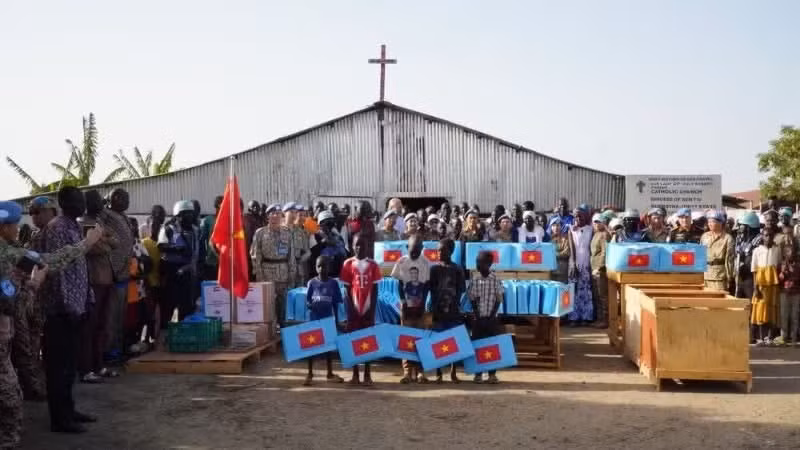 Vietnamese peacekeepers in South Sudan present gifts to local residents.