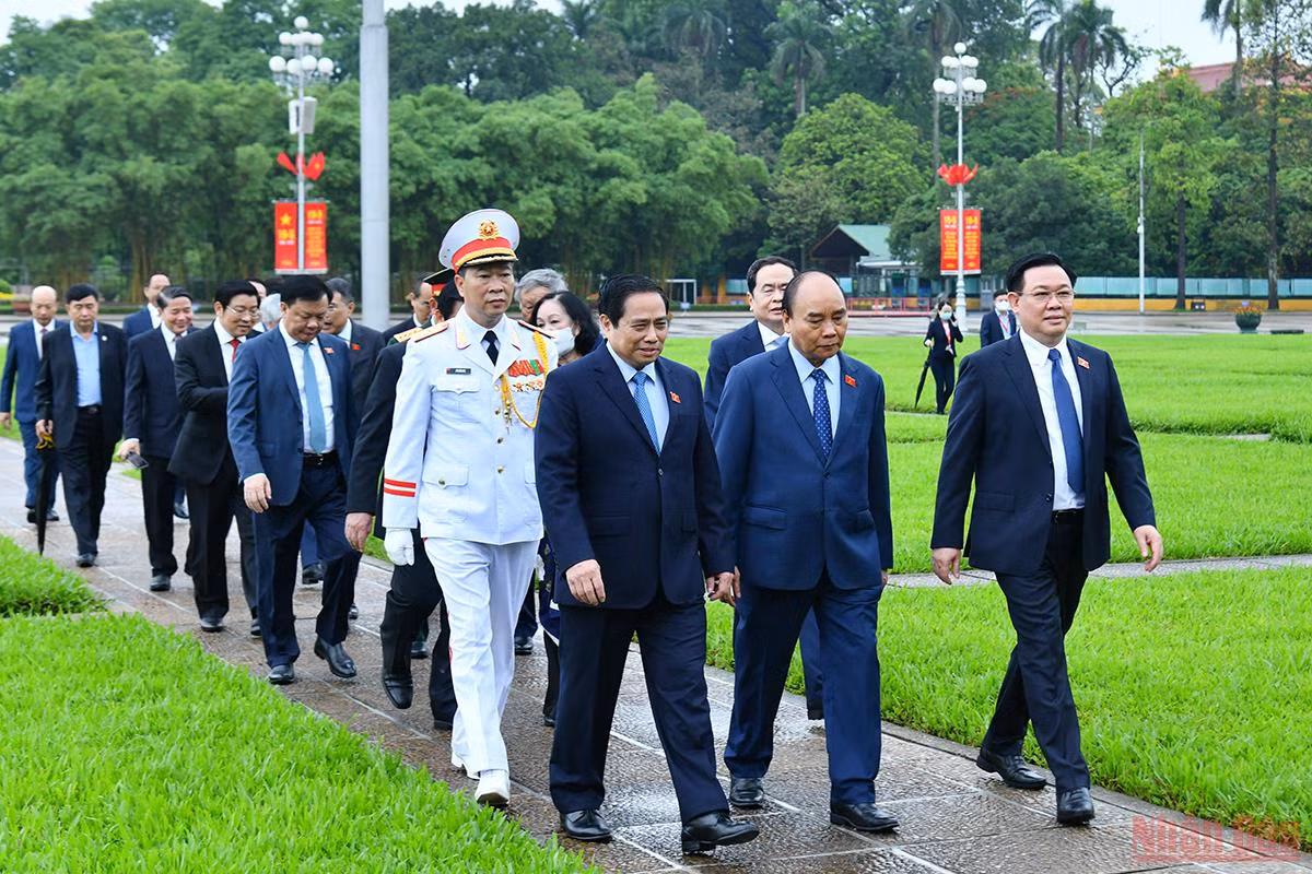 [Photos] National Assembly deputies pay tribute to President Ho Chi Minh ảnh 8