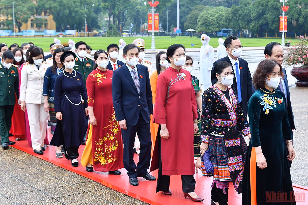 [Photos] National Assembly deputies pay tribute to President Ho Chi Minh ảnh 5