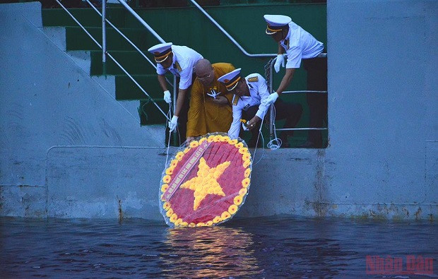 Gifts presented to soldiers and people in Truong Sa ảnh 3 Gifts presented to soldiers and people in Truong Sa ảnh 3