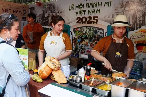 Visitors enjoy bread at the 3rd Viet Nam Bread Festival in 2025. (Photo: HOANG TUYET)