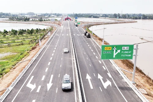 The Can Tho–Ca Mau Expressway (the Can Tho–Hau Giang component) has been put into operation, helping to strengthen connectivity between Can Tho and the Mekong Delta. (Photo: NDO)