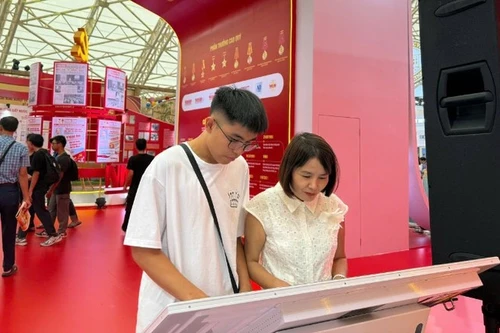 Experiencing to learn about the 95 years of the Party Flag Lighting the Way through new technology, organised by Nhan Dan Newspaper. (Photo: NDO)