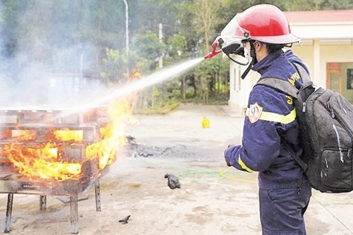 The Fire Prevention and Rescue Police Department of Tuyen Quang Provincial Police tests the multi-purpose firefighting gel researched by the Institute of Chemistry. (Photo: NDO)