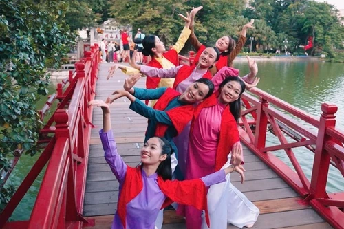 The public dance “Hand in Hand” conveys the message of solidarity and unity.