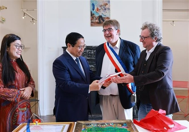 PM Pham Minh Chinh (second, left) visits the Ho Chi Minh Space is located inside the Living History Museum (Musée de l’Histoire Vivante) in Montreuil on June 11, 2025. (Photo: VNA) PM Pham Minh Chinh (second, left) visits the Ho Chi Minh Space is located inside the Living History Museum (Musée de l’Histoire Vivante) in Montreuil on June 11, 2025. (Photo: VNA)