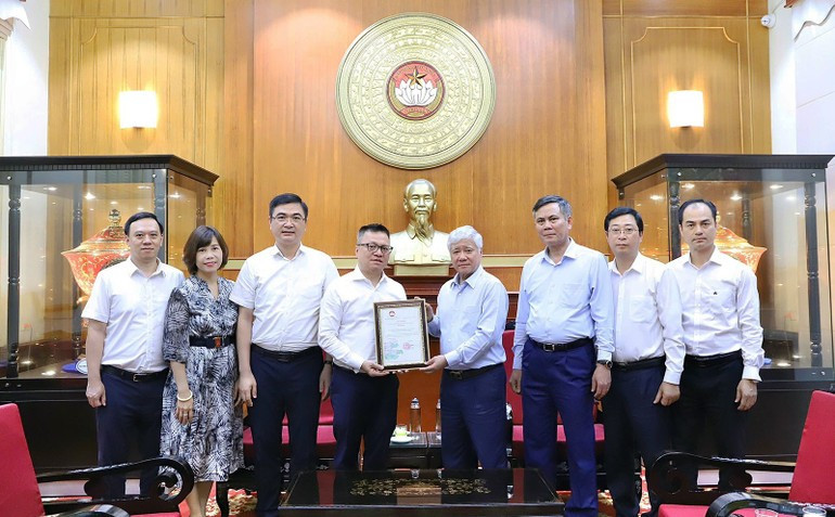Comrade Do Van Chien presented a letter of thanks from the Presidium of the Viet Nam Fatherland Front Central Committee to the delegation of Nhan Dan Newspaper. (Photo: NDO) 6f3e6c4481040c5a5515.jpg
