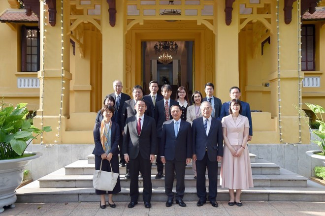 Deputy Prime Minister and Minister of Foreign Affairs Bui Thanh Son (centre, first line) and a delegation from the Japanese Communist Party (Photo: Ministry of Foreign Affairs) Deputy Prime Minister and Minister of Foreign Affairs Bui Thanh Son (centre, first line) and a delegation from the Japanese Communist Party (Photo: Ministry of Foreign Affairs)