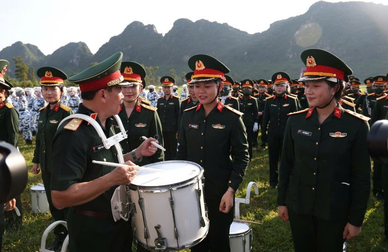 Lieutenant General Truong Thien To encouraged the forces to participate in the parade and march. (Photo: NDO) dieu-binh-4.jpg