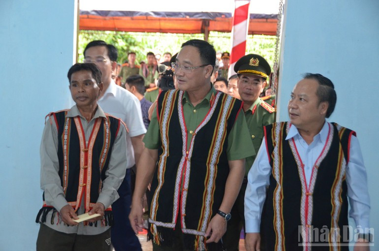 Senior Lieutenant General Pham The Tung, Deputy Minister of Public Security and Comrade Chau Ngoc Tuan, Deputy Secretary of the Provincial Party Committee, Head of the Delegation of National Assembly Deputies of Gia Lai Province at the handover ceremony of houses in Dak Doa Commune, Gia Lai Province. (Photo: NDO) bo-cong-an.jpg