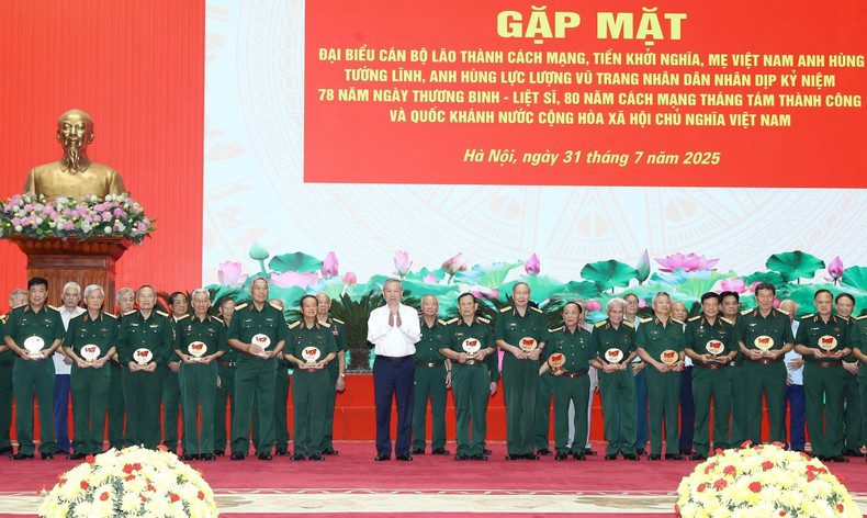 General Secretary To Lam presented gifts to the military generals and Heroes of the People’s Armed Forces. tong-bi-thu-6.jpg