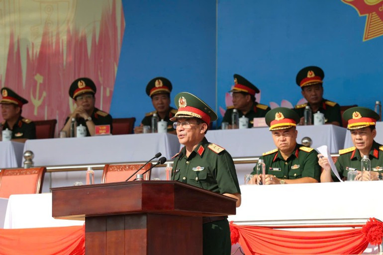 Lieutenant General Truong Thien To delivered a speech to encourage the forces. (Photo: NDO) dieu-binh-2.jpg