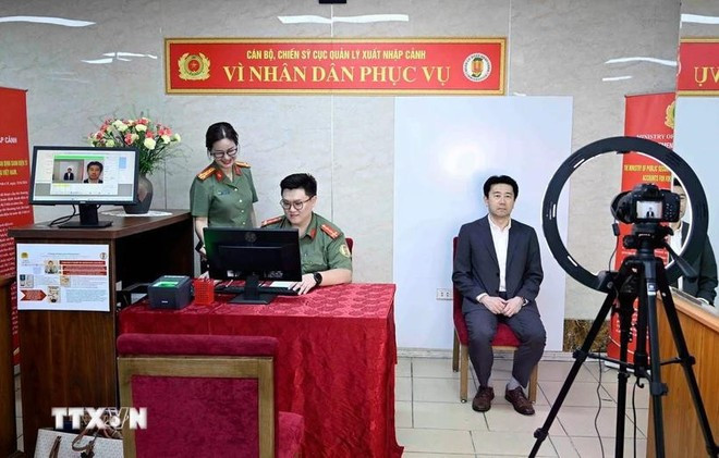 Biometric data is collected at an immigration office. (Photo: VNA) Biometric data is collected at an immigration office. (Photo: VNA)