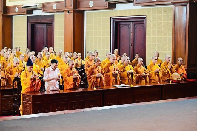 Monks and Buddhists light candles to pray for national peace and prosperity. (Photo: VNA) Monks and Buddhists light candles to pray for national peace and prosperity. (Photo: VNA)