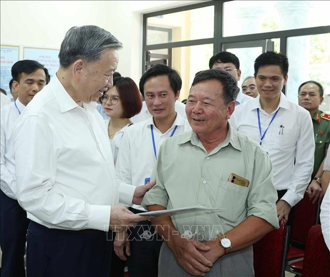 Party General Secretary To Lam (L) talks with local residents at Phuc Thinh commune's Public Administration Service Centre. (Photo:VNA) Party General Secretary To Lam (L) talks with local residents at Phuc Thinh commune's Public Administration Service Centre. (Photo:VNA)