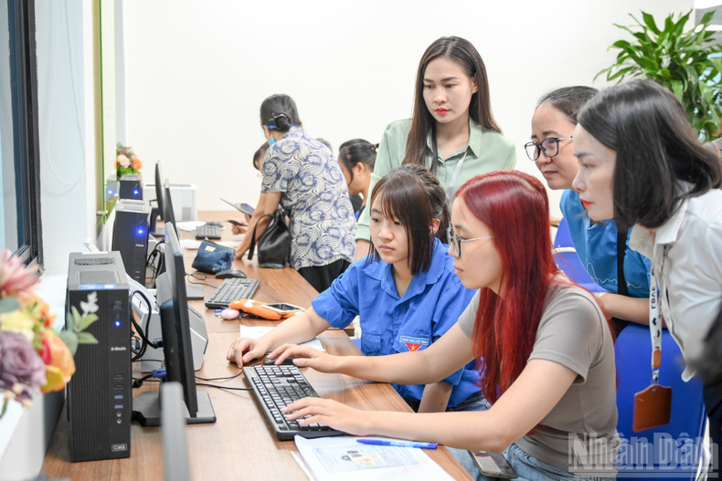 Citizens arrive at the new administrative headquarters in a positive and hopeful mood, confident in the streamlined model. ndo-br-chinh-quyen-2-cap-7216.jpg