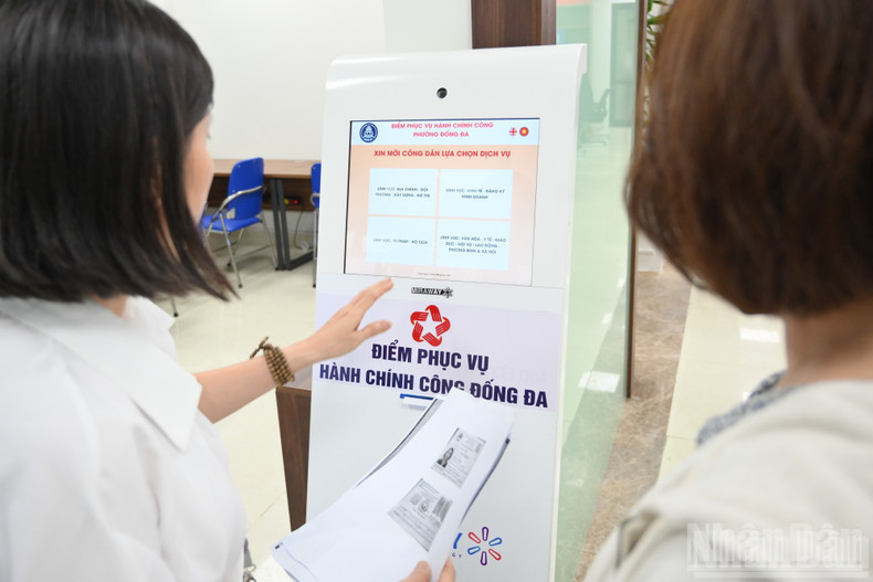 Citizens coming to complete administrative procedures are divided by service category and assigned queue numbers. ndo-br-chinh-quyen-2-cap-7382.jpg