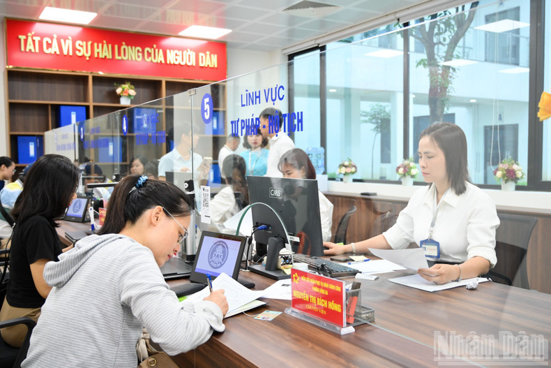 Once their number is called, they approach the reception counter and work with the reception staff. ndo-br-chinh-quyen-2-cap-7120.jpg