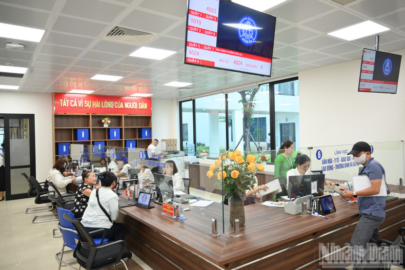 All documents, inquiries, or related issues are received and addressed directly by the officials on duty. ndo-br-chinh-quyen-2-cap-7433.jpg