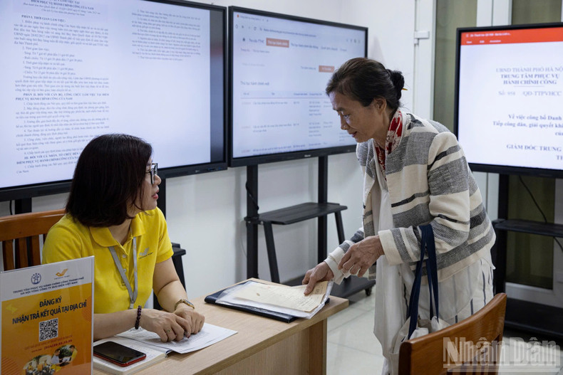 In Cua Nam Ward, people are given specific instructions in completing administrative procedures ndo-br-z6759627180624-5e8bb9668e7c6e6d1c389921cc42865d.jpg