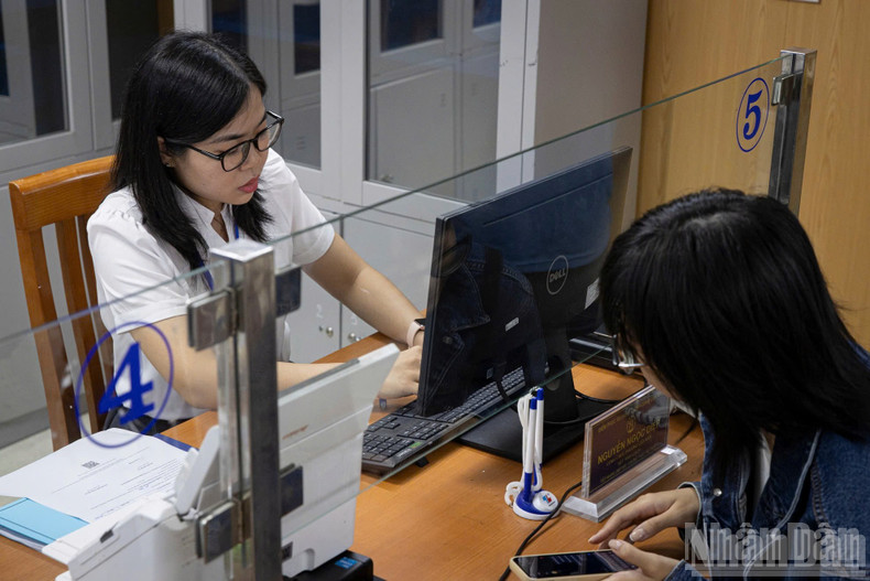 To avoid the situation of many people implementing administrative procedures, Cua Nam Ward has provided instructions to local people about the use of software applications, especially the national public service application. ndo-br-z6759627644608-0e811269a99d96d1b20857131c77778d.jpg