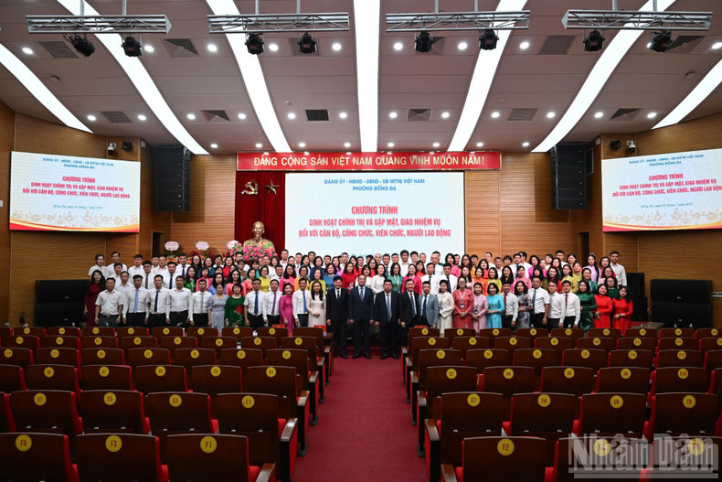 The leaders, cadres, civil servants, and public employees of Dong Da Ward are ready to start the first working day of the two-tier local governance model with excitement. ndo-br-z6759551781675-8dbb4936f503c532f784ef453e16498b.jpg