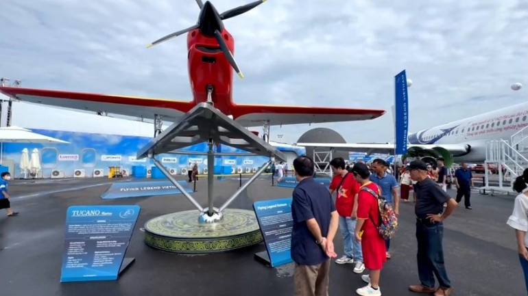 People learning about aeronautical technology at the “Aspiration for the sky” exhibition area. (Photo: NDO) trien-lam.jpg