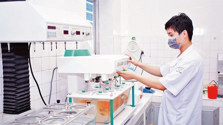 Research activities at Ha Tinh Pharmaceutical Joint Stock Company. (Photo: NDO) image-11-3200.jpg