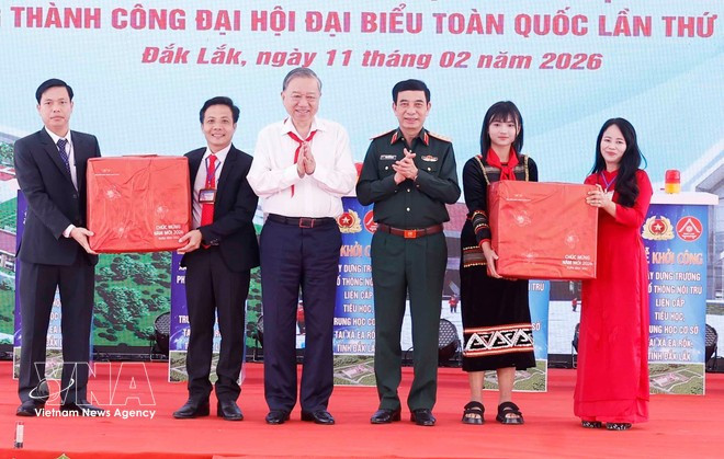 Party General Secretary To Lam and General Phan Van Giang present gifts to Ea Rok commune. (Photo: VNA)