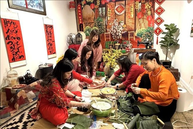 Vietnamese in Virginia gather to make "banh chung" ahead of Tet. (Photo: VNA)