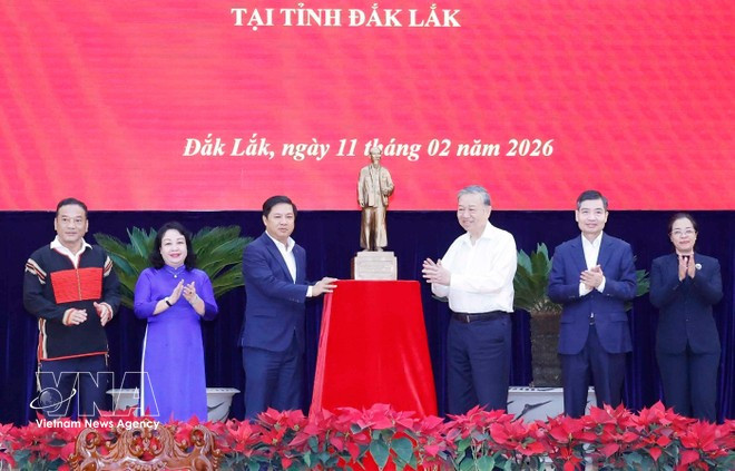 Party General Secretary To Lam presents a statue of President Ho Chi Minh to Dak Lak provincial authorities and people (Photo: VNA)