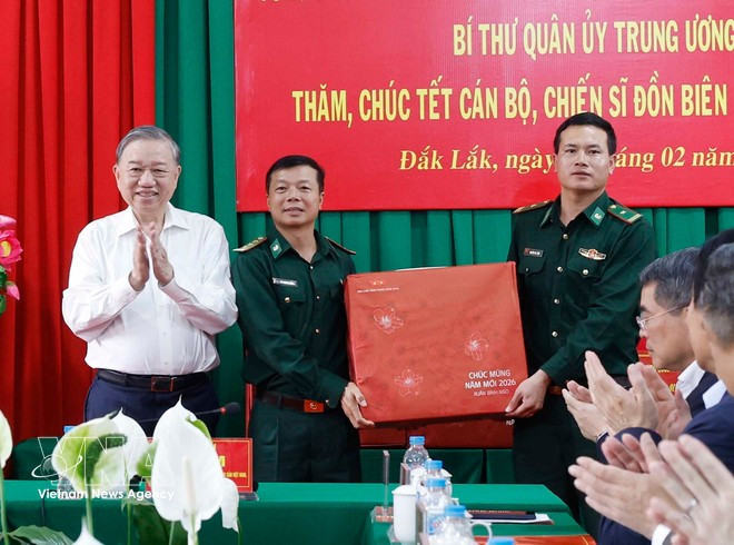 Party General Secretary To Lam presents Tet gifts to the officers and soldiers of the Ea H’Leo Border Guard Station (Photo: VNA)