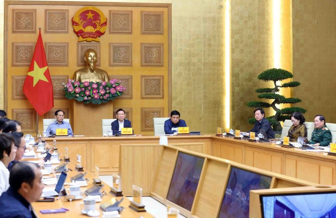 Deputy Prime Ministers Ho Duc Phoc, Bui Thanh Son, Nguyen Chi Dung and Ho Quoc Dung attend the meeting at the Government Headquarters. (Photo: VNA)