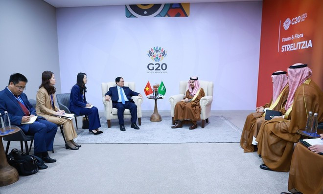 PM Pham Minh Chinh (L) receives Saudi Arabian Minister of Foreign Affairs Prince Faisal Bin Farhan Al Saud. (Photo: VNA)