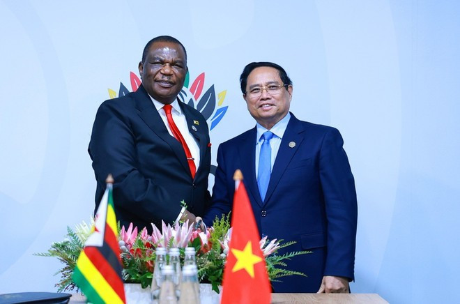 PM Pham Minh Chinh (R) and Zimbabwean Vice President Constantino Chiwenga. (Photo: VNA)