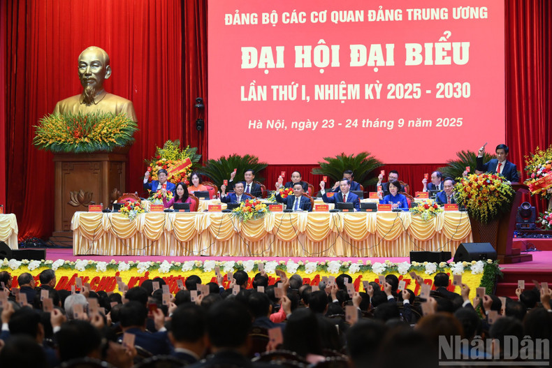 Delegates vote to approve the report on the verification of delegates’ credentials for the first Congress of the Party Committee of Central Party Agencies for the 2025–2030 term. daihoi-3432.jpg