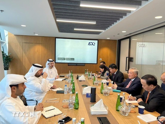 Deputy PM Nguyen Hoa Binh has a meeting with UAE Minister of Investment and Managing Director & Group CEO of ADQ Mohamed Hassan Al Suwaidi in Abu Dhabi on September 23. (Photo: VNA) Deputy PM Nguyen Hoa Binh has a meeting with UAE Minister of Investment and Managing Director & Group CEO of ADQ Mohamed Hassan Al Suwaidi in Abu Dhabi on September 23. (Photo: VNA)