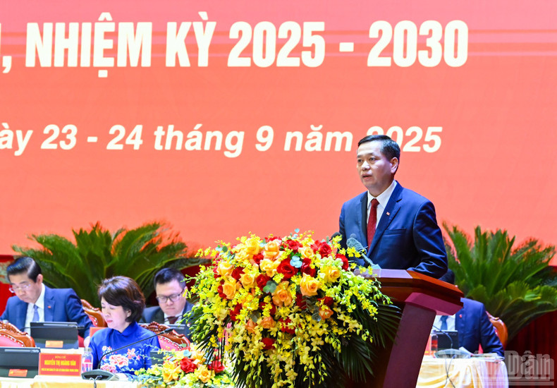Nguyen Long Hai, alternate member of the Party Central Committee and Standing Deputy Secretary of the Party Committee of Central Party Agencies presents a summary of the draft Political Report to the Congress. ndo-br-bnd-4212.jpg