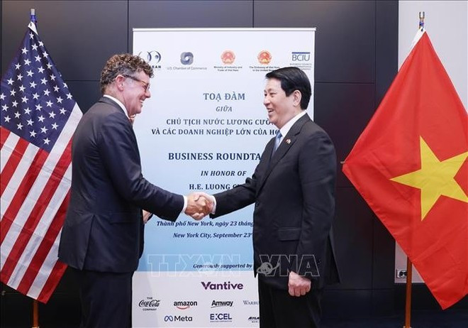State President Luong Cuong (R) receives leaders of major US businesses (Photo: VNA) State President Luong Cuong (R) receives leaders of major US businesses (Photo: VNA)