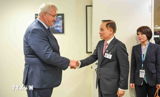 Vietnamese Acting Minister of Foreign Affairs Le Hoai Trung (R) and his Ukrainian counterpart Andrii Sybiha (Photo: VNA) Vietnamese Acting Minister of Foreign Affairs Le Hoai Trung (R) and his Ukrainian counterpart Andrii Sybiha (Photo: VNA)