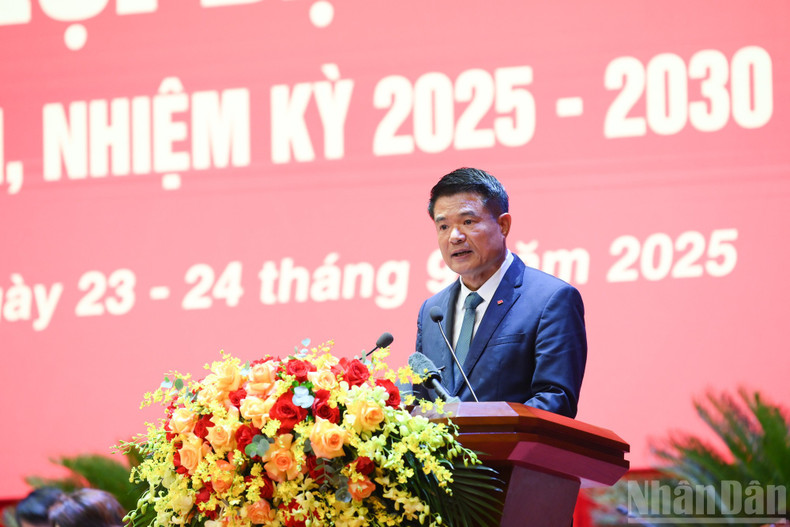 Nguyen Huy Tien, member of the Standing Board of the Party Committee of Central Party Agencies, Secretary of the Party Committee and Prosecutor General of the Supreme People’s Procuracy, delivers a presentation at the Congress. daihoi-4073.jpg